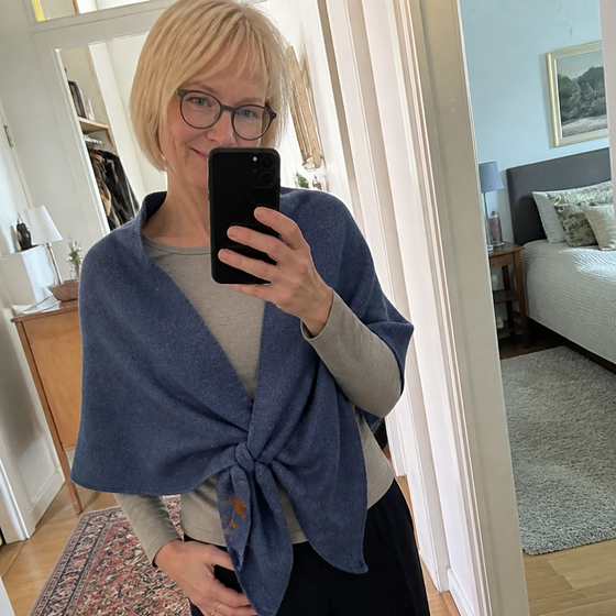 Denna sjal är min nya favoritaccessoar! Känns lyxig och är superenkel att styla. Rekommenderas!
